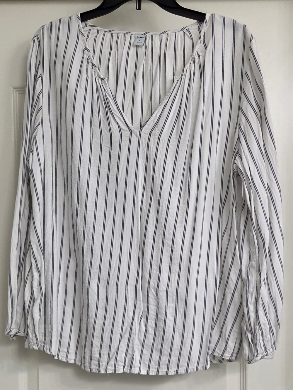 Lightweight White V-Neck Long-Sleeve Stripe Top